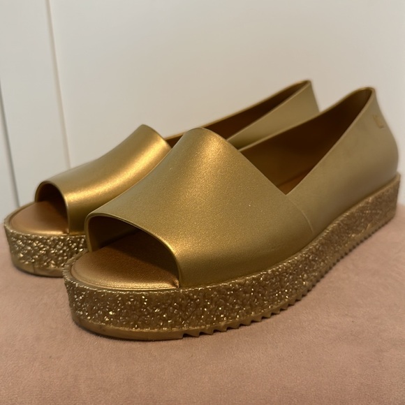 NWOT stunning Melissa, wedge platforms in gold and size 7! - Picture 4 of 9